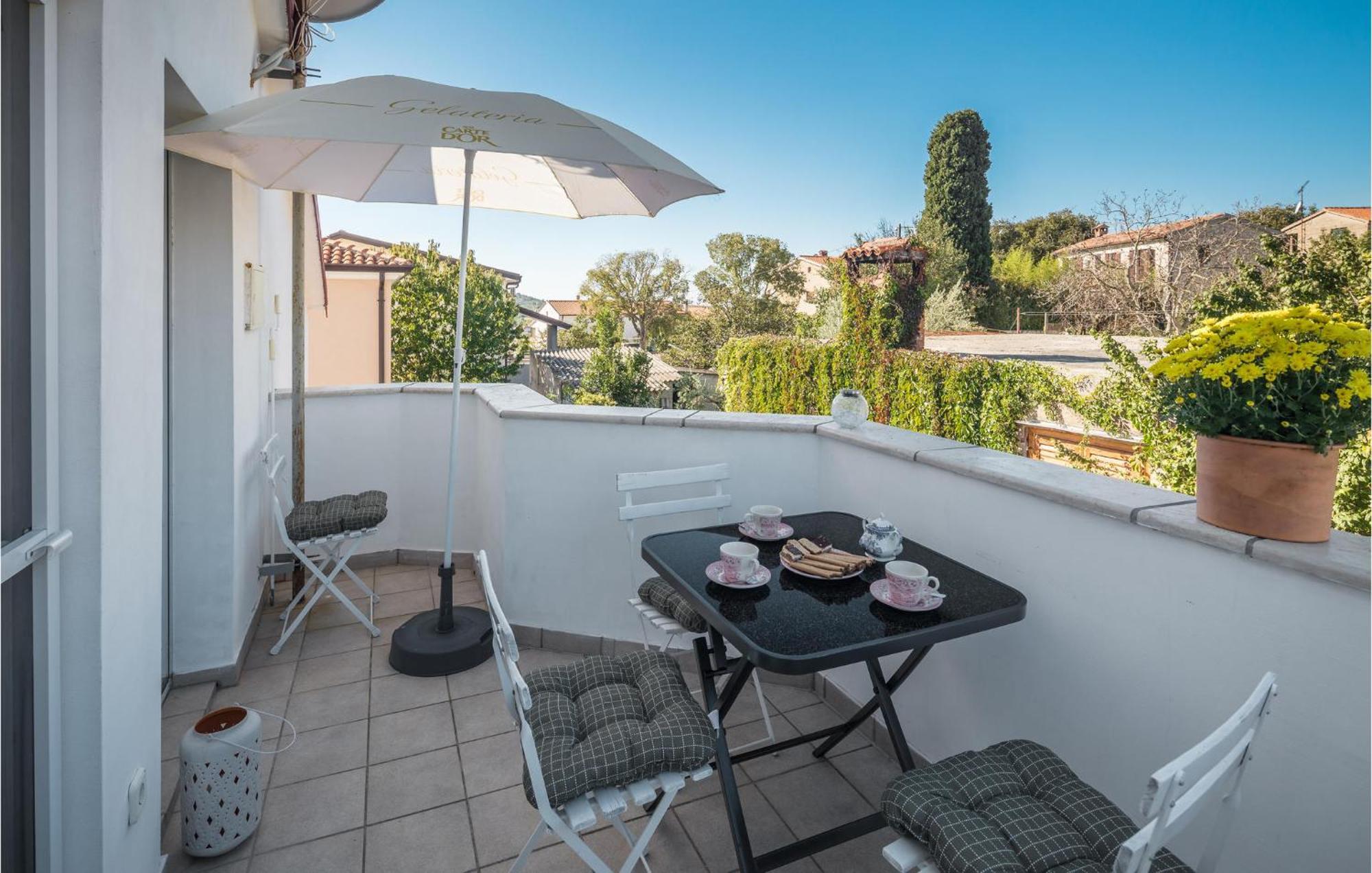 Gorgeous Apartment In Musalez With Kitchen Extérieur photo